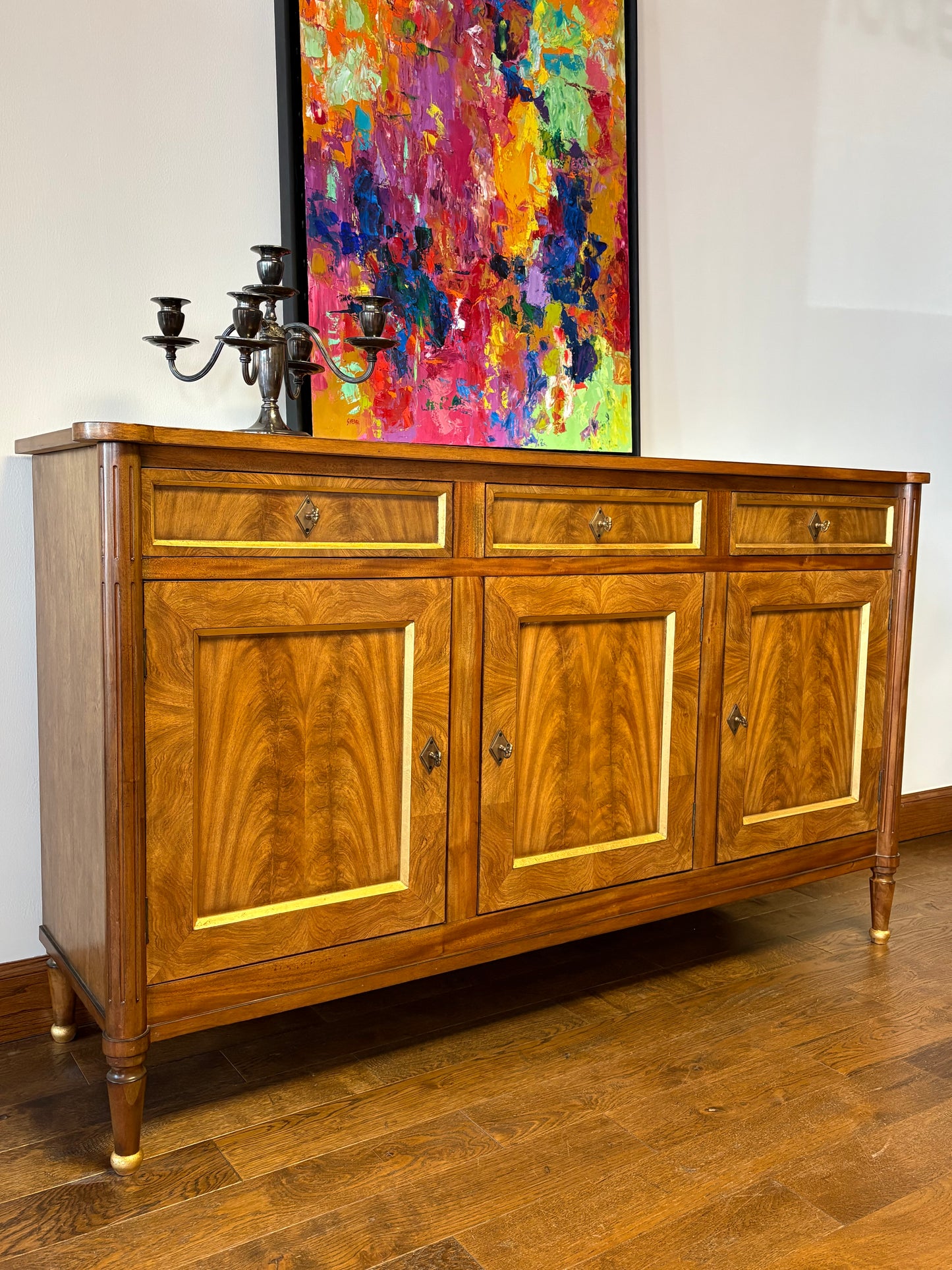 CLASSIC MAHOGANY THREE DOOR SIDEBOARD