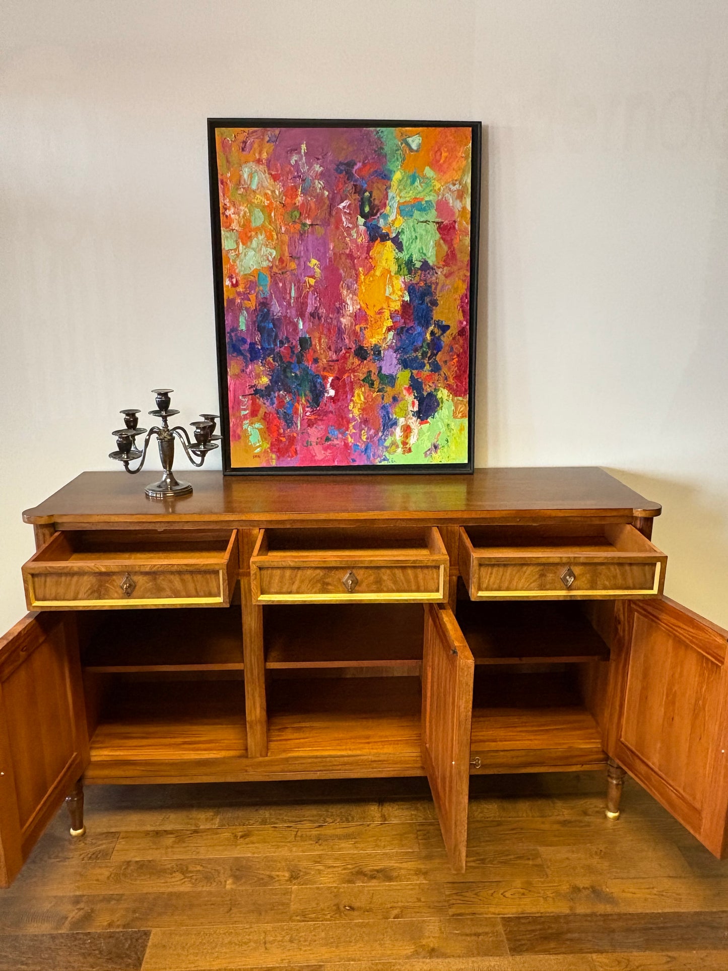 CLASSIC MAHOGANY THREE DOOR SIDEBOARD