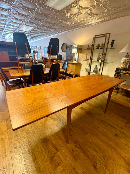 Mid Century Extendable Teak Dining Table By Skovmaud Anderson - Denmark