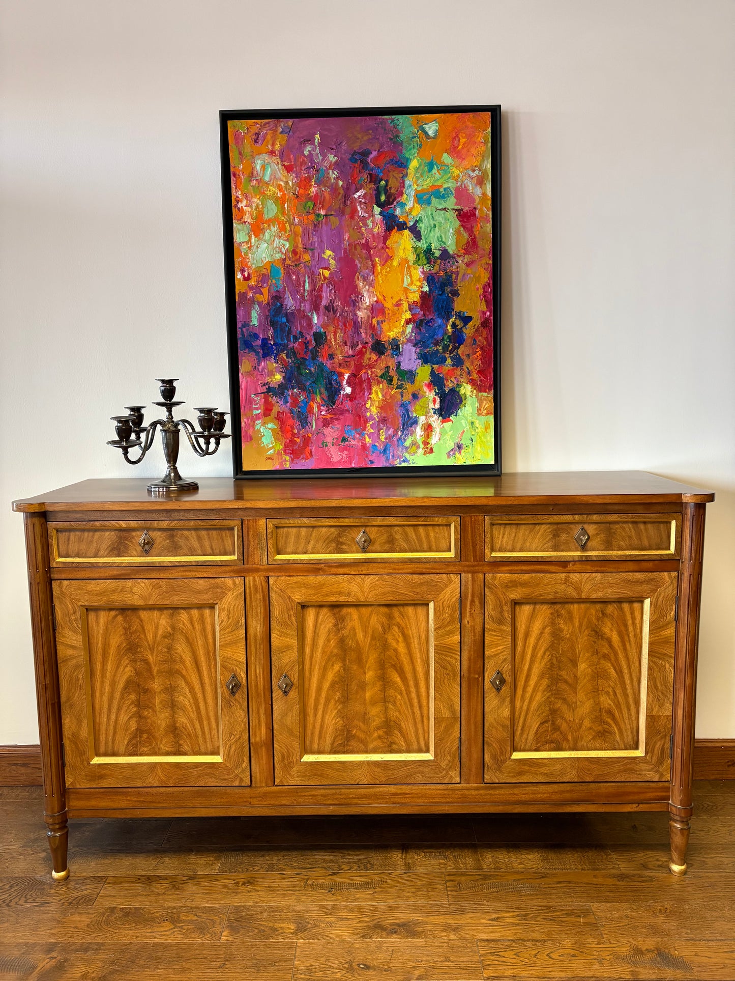 CLASSIC MAHOGANY THREE DOOR SIDEBOARD