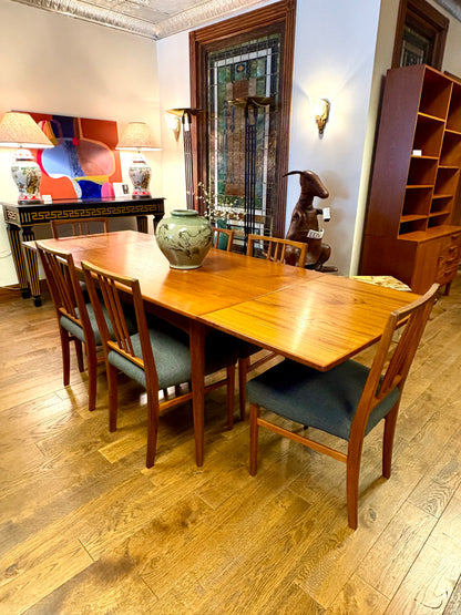 Mid Century Extendable Teak Dining Table By Skovmaud Anderson - Denmark