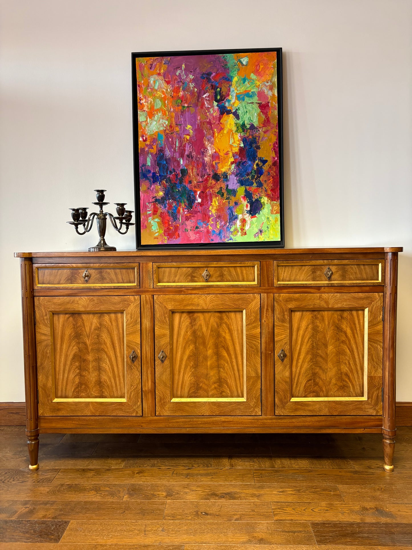 CLASSIC MAHOGANY THREE DOOR SIDEBOARD