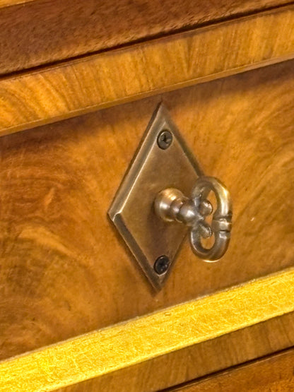 CLASSIC MAHOGANY THREE DOOR SIDEBOARD