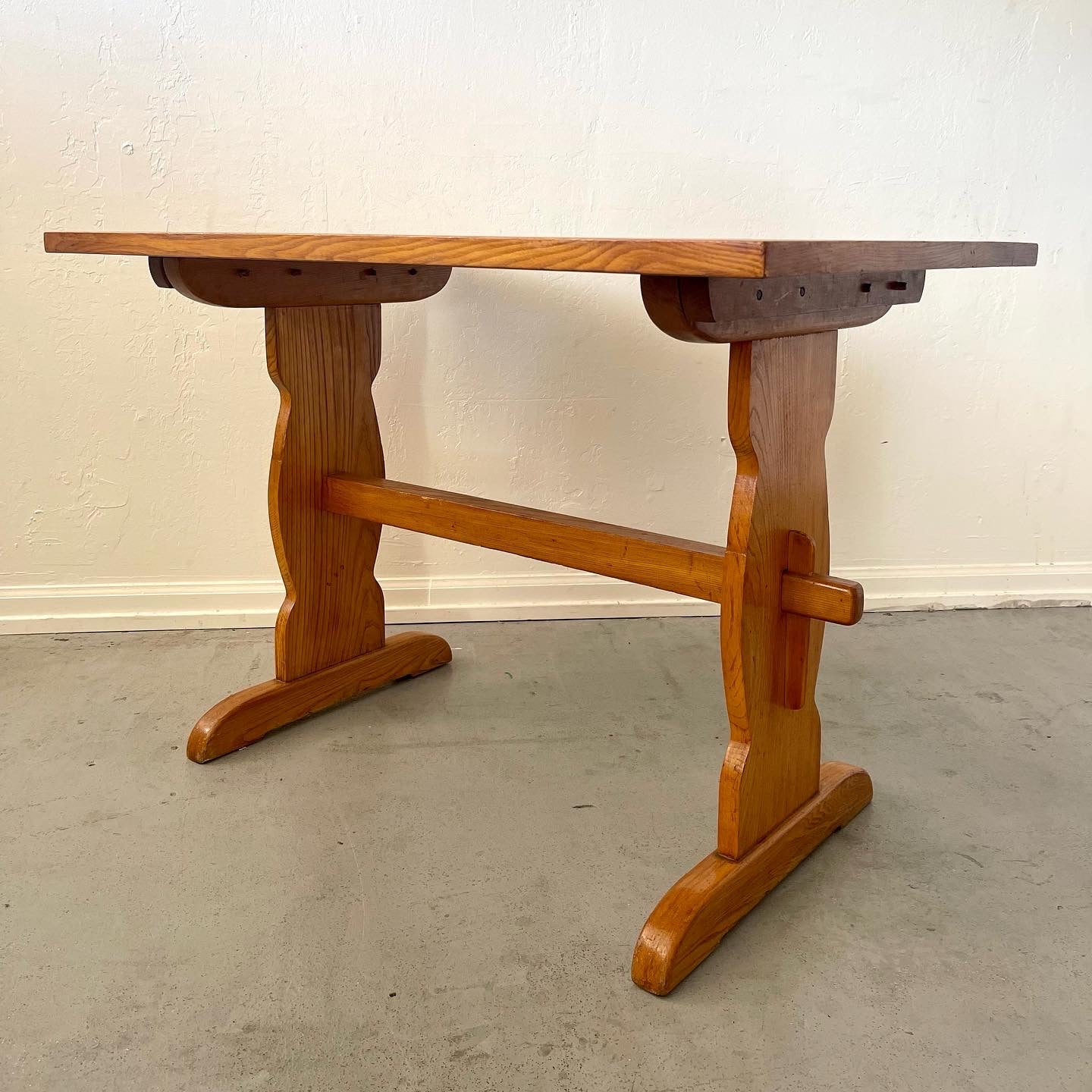 1950s SWEDISH MODERN PINE TABLE BY GÖRAN MALMVALL