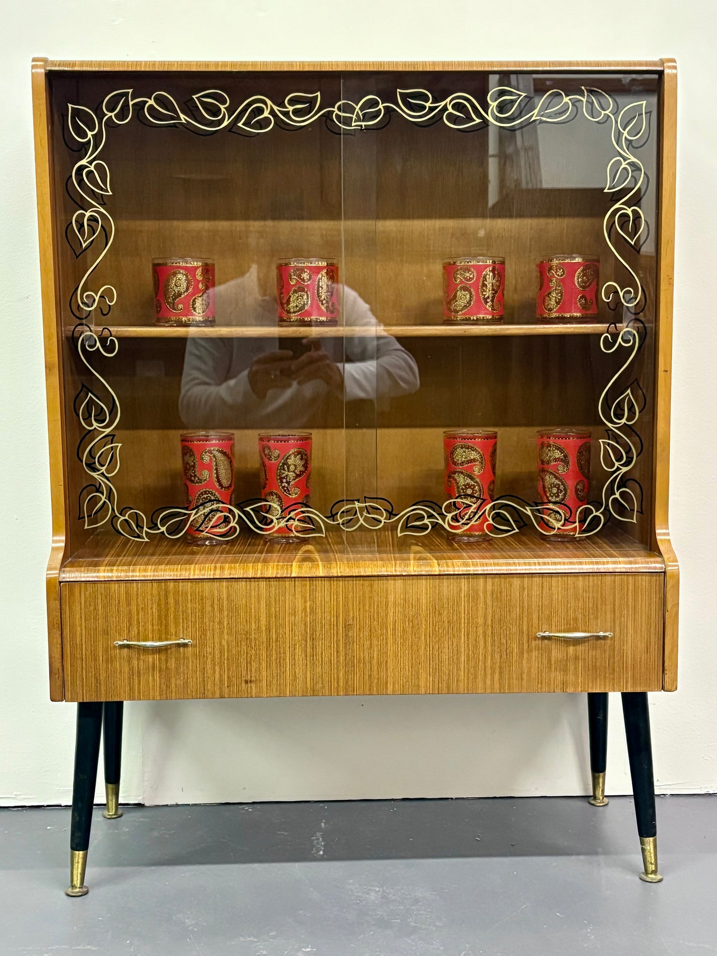 MID CENTURY ROSEWOOD DISPLAY CABINET