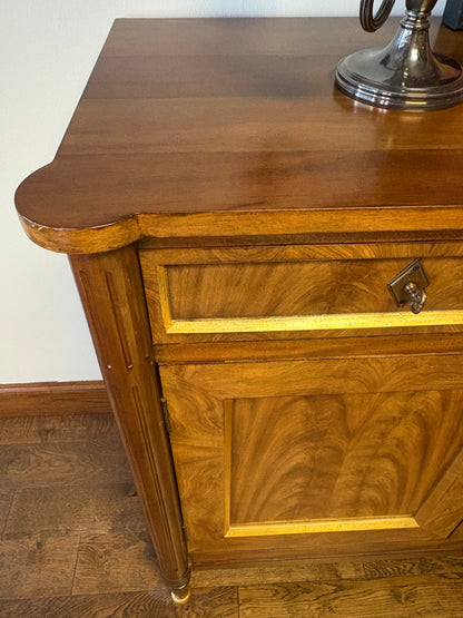 CLASSIC MAHOGANY THREE DOOR SIDEBOARD