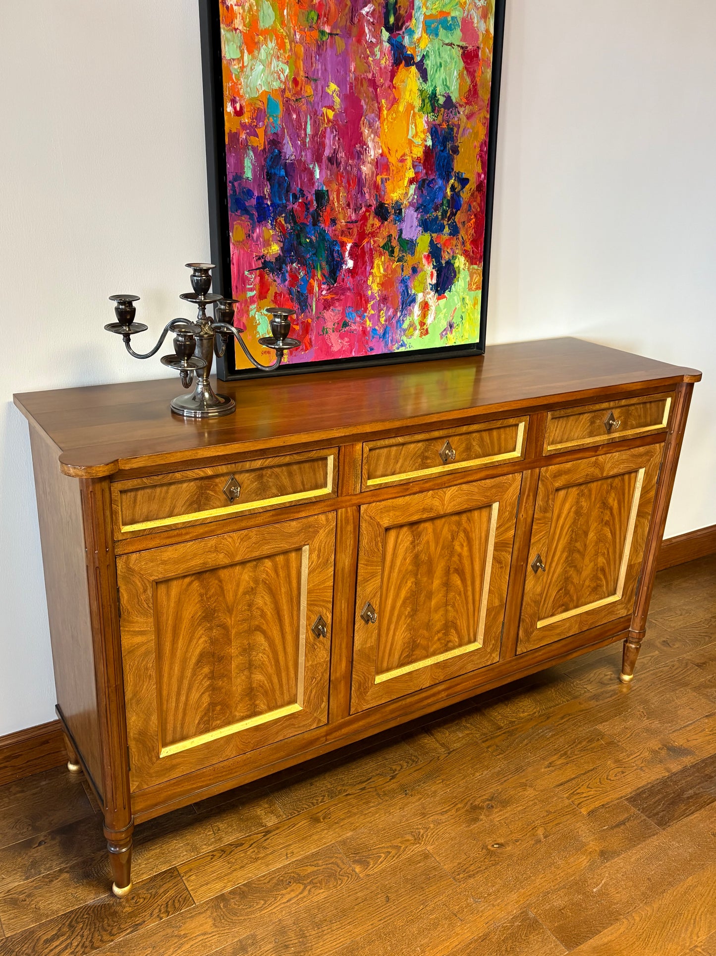 CLASSIC MAHOGANY THREE DOOR SIDEBOARD