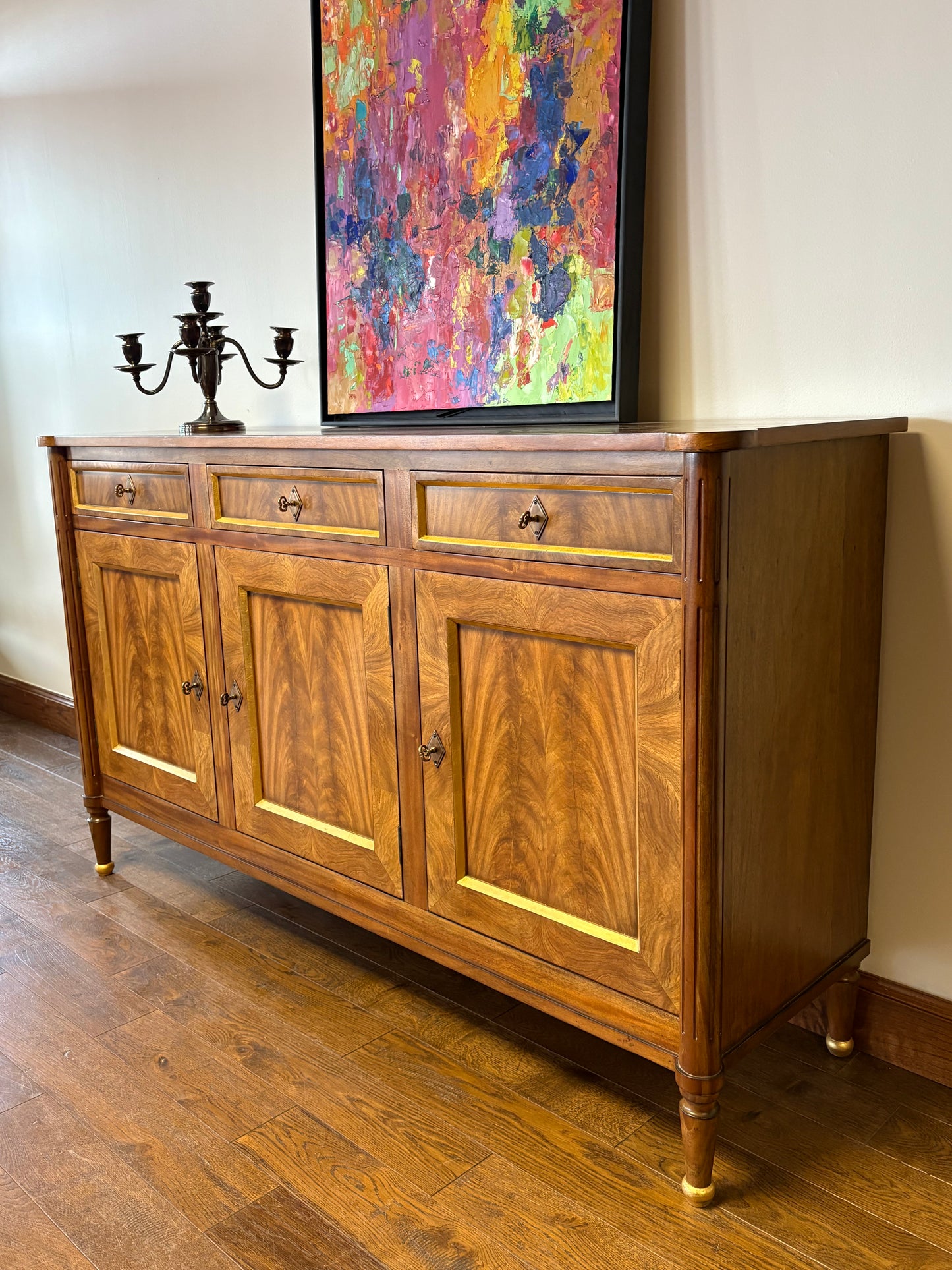 CLASSIC MAHOGANY THREE DOOR SIDEBOARD